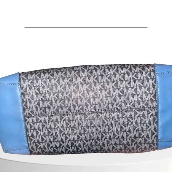 The Limited Edition Graphite/Grey Michael Kors Eva Tote with Coordinated Pouch! - Picture 13 of 15